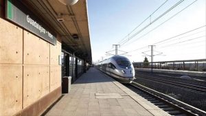 ESTACIÓN AVE Guadalajara-Yebes es la estación de ferrocarril en la que efectúan parada los trenes de alta velocidad Madrid-Barcelona-Frontera francesa y Madrid-Zaragoza-Huesca.